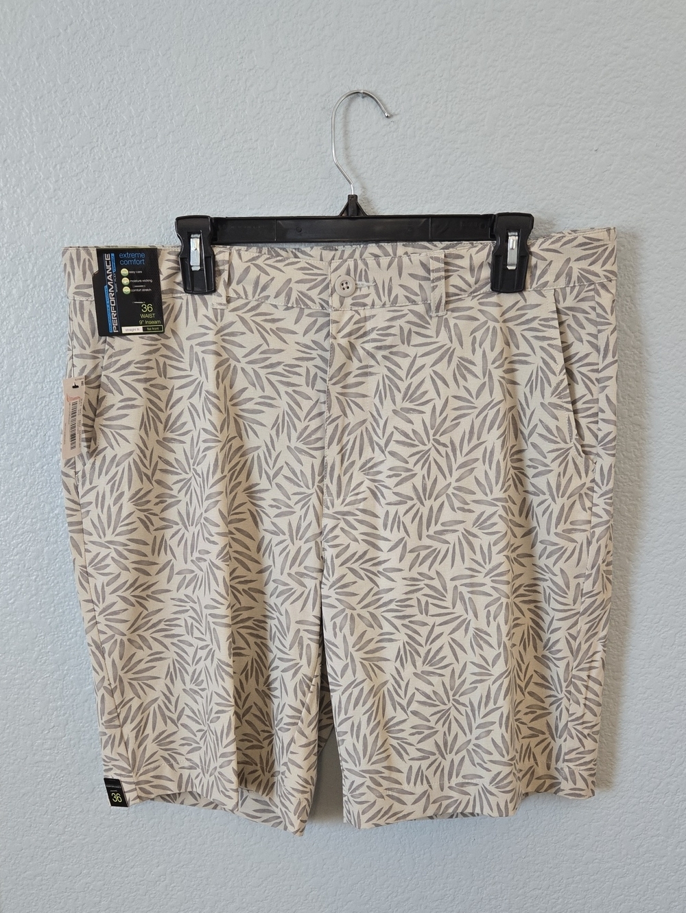 NWT ROUNDTREE & YORK Mens Golf 36"  Shorts Beige w/Gray Leaf Print 9" Inseam